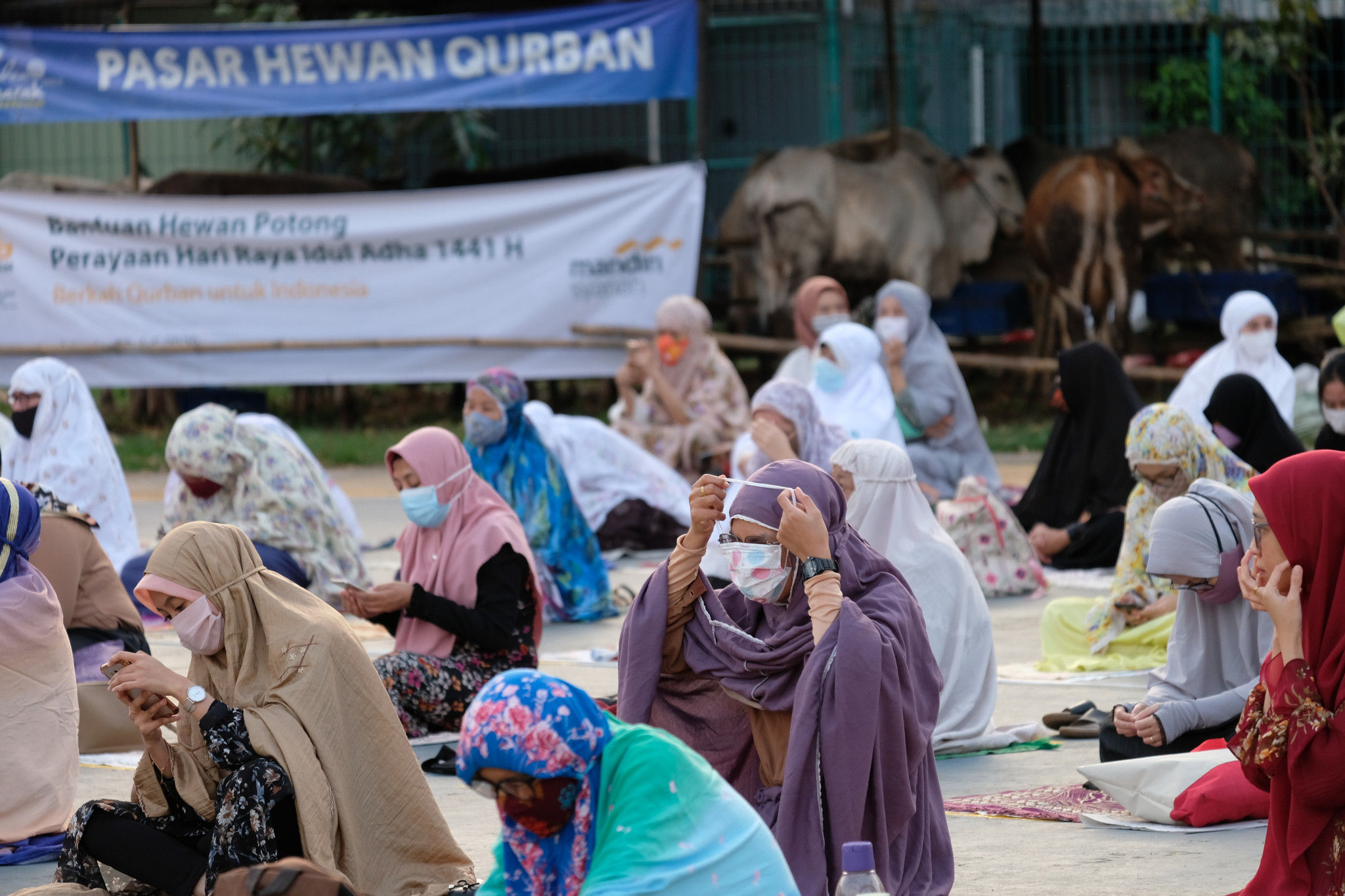 <p>Umat Muslim bersiap melaksanan salat Idul Adha 1441 H, di lapangan Masjid Al-Azhar, Jakarta, 31 Juli 2020. Foto : Ismail Pohan/TrenAsia</p>
