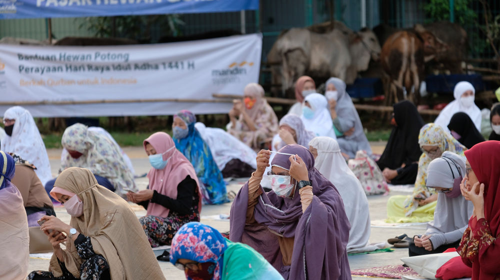 <p>Umat Muslim bersiap melaksanan salat Idul Adha 1441 H, di lapangan Masjid Al-Azhar, Jakarta, 31 Juli 2020. Foto : Ismail Pohan/TrenAsia</p>
