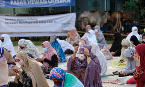 <p>Umat Muslim bersiap melaksanan salat Idul Adha 1441 H, di lapangan Masjid Al-Azhar, Jakarta, 31 Juli 2020. Foto : Ismail Pohan/TrenAsia</p>
