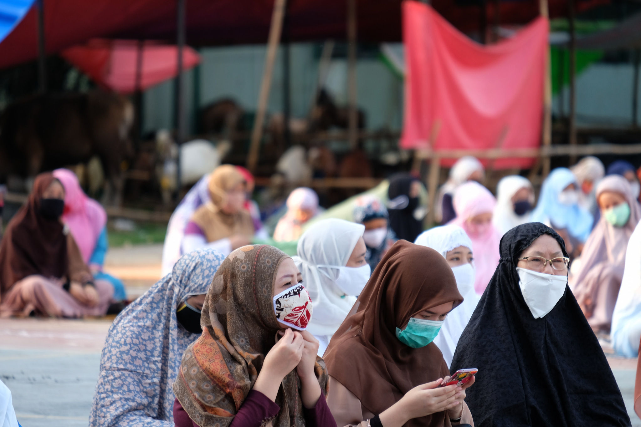 <p>Umat Muslim bersiap melaksanan salat Idul Adha 1441 H, di lapangan Masjid Al-Azhar, Jakarta, Jum&#8217;at , 31 Juli 2020. Pelaksanaan salat Id berjamaah di masa kenormalan baru ini dengan menerapkan protokol kesehatan, seperti menggunakan masker dan menjaga jarak. Foto : Ismail Pohan/TrenAsia</p>
