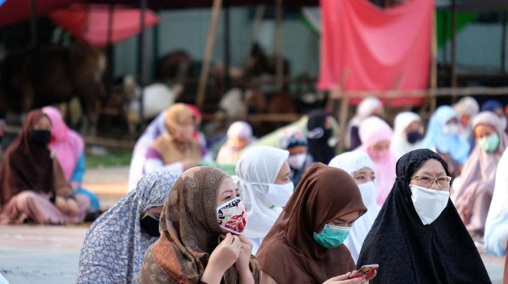 <p>Umat Muslim bersiap melaksanan salat Idul Adha 1441 H, di lapangan Masjid Al-Azhar, Jakarta, Jum’at , 31 Juli 2020. Pelaksanaan salat Id berjamaah di masa kenormalan baru ini dengan menerapkan protokol kesehatan, seperti menggunakan masker dan menjaga jarak. Foto : Ismail Pohan/TrenAsia</p>
