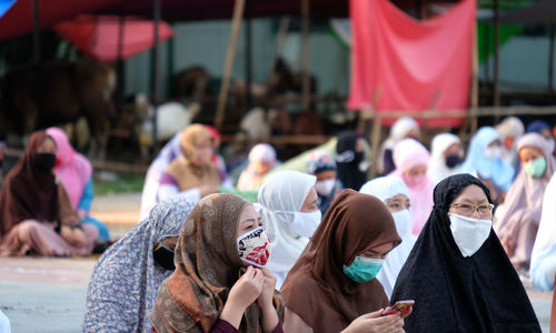 <p>Umat Muslim bersiap melaksanan salat Idul Adha 1441 H, di lapangan Masjid Al-Azhar, Jakarta, Jum&#8217;at , 31 Juli 2020. Pelaksanaan salat Id berjamaah di masa kenormalan baru ini dengan menerapkan protokol kesehatan, seperti menggunakan masker dan menjaga jarak. Foto : Ismail Pohan/TrenAsia</p>
