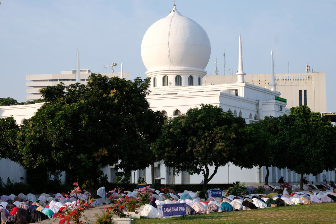 <p>Umat Muslim melaksanan salat Idul Adha 1441 H, di lapangan Masjid Al-Azhar, Jakarta, Jum&#8217;at , 31 Juli 2020. Pelaksanaan salat Id berjamaah di masa kenormalan baru ini dengan menerapkan protokol kesehatan, seperti menggunakan masker dan menjaga jarak. Foto : Ismail Pohan/TrenAsia</p>
