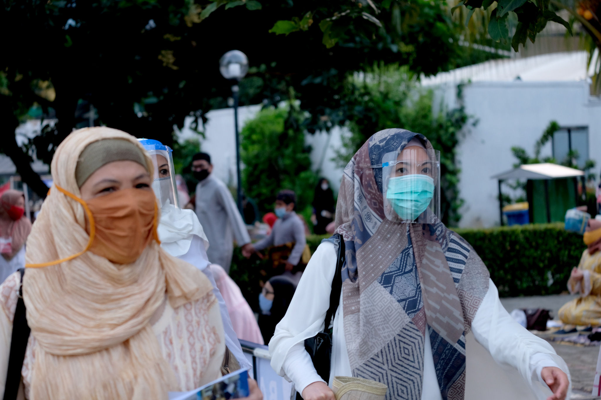 <p>Umat Muslim mengenakan masker dan face shield bersiap melaksanan salat Idul Adha 1441 H, di lapangan Masjid Al-Azhar, Jakarta, Jum&#8217;at , 31 Juli 2020. Pelaksanaan salat Id berjamaah di masa kenormalan baru ini dengan menerapkan protokol kesehatan, seperti menggunakan masker dan menjaga jarak. Foto : Ismail Pohan/TrenAsia</p>
