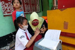 <p>Keysha (8) mengikuti pelajaran secara online didampingi ibundanya di gerai ayam krispy tempat ibunya bekerja, di Jalan Bukit Duri Tanjakan, Gang Langgar, Jakarta Selatan, Selasa, 28 Juli 2020. Anak pertama dari tiga bersaudara pasangan Firman (32) dan Okta (31) tampak tekun mengikuti pelajaran berbasis online di masa kernormalan baru saat ini. Keluarga yang terdampak secara ekonomi akibat  ayahnya yang dirumahkan dari pekerjaan, membuat ibunya harus turun tangan dengan bekerja di gerai ayam krispy milik tetangga mereka. Belum lagi sistem sekolah online yang memaksa orang tua Keysha harus menyisihkan penghasilan untuk membeli pulsa Rp 25000 per minggu agar anak mereka dapat terus belajar. Ditengah himpitan ekonomi, Keysha yang bercita-cita menjadi seorang dokter ini terus memupuk semangatnya untuk belajar agar bisa membanggakan keluarga, sembari berdoa agar ayahnya kembali mendapatkan pekerjaan dan badai corona segera berakhir. Foto: Ismail Pohan/TrenAsia</p>
