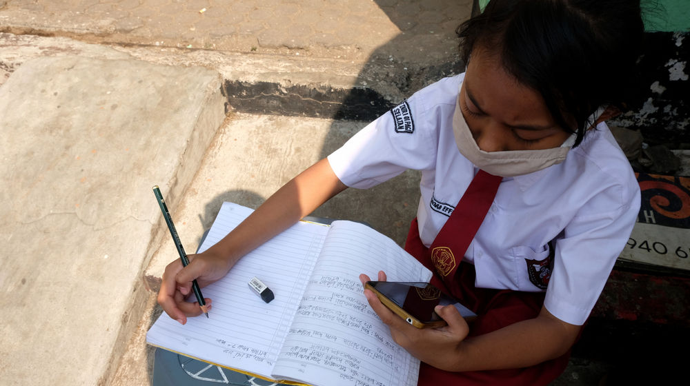 <p>Seorang siswa SD di Jakarta sedang mengikuti sekolah online/ Foto: Ismail Pohan/TrenAsia</p>
