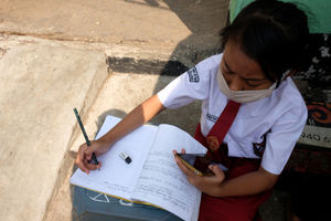 <p>Seorang siswa SD di Jakarta sedang mengikuti sekolah online/ Foto: Ismail Pohan/TrenAsia</p>
