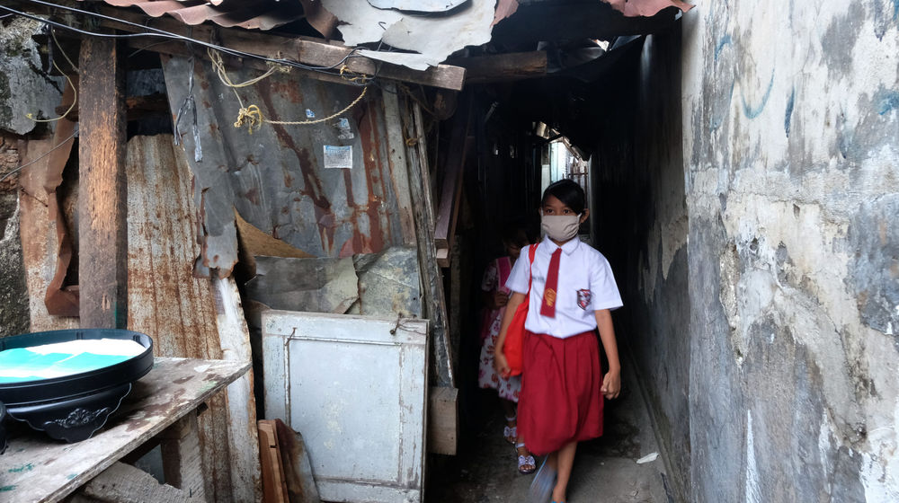 <p>Keysha (8) berjalan dari rumahnya untuk mengikuti pelajaran secara online di gerai ayam krispy tempat ibunya bekerja, di Jalan Bukit Duri Tanjakan, Gang Langgar, Jakarta Selatan, Selasa, 28 Juli 2020. Anak pertama dari tiga bersaudara pasangan Firman (32) dan Okta (31) tampak tekun mengikuti pelajaran berbasis online di masa kernormalan baru saat ini. Keluarga yang terdampak secara ekonomi akibat  ayahnya yang dirumahkan dari pekerjaan, membuat ibunya harus turun tangan dengan bekerja di gerai ayam krispy milik tetangga mereka. Belum lagi sistem sekolah online yang memaksa orang tua Keysha harus menyisihkan penghasilan untuk membeli pulsa Rp 25000 per minggu agar anak mereka dapat terus belajar. Ditengah himpitan ekonomi, Keysha yang bercita-cita menjadi seorang dokter ini terus memupuk semangatnya untuk belajar agar bisa membanggakan keluarga, sembari berdoa agar ayahnya kembali mendapatkan pekerjaan dan badai corona segera berakhir. Foto: Ismail Pohan/TrenAsia</p>
