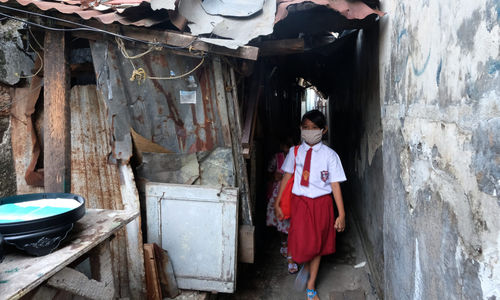 <p>Keysha (8) berjalan dari rumahnya untuk mengikuti pelajaran secara online di gerai ayam krispy tempat ibunya bekerja, di Jalan Bukit Duri Tanjakan, Gang Langgar, Jakarta Selatan, Selasa, 28 Juli 2020. Anak pertama dari tiga bersaudara pasangan Firman (32) dan Okta (31) tampak tekun mengikuti pelajaran berbasis online di masa kernormalan baru saat ini. Keluarga yang terdampak secara ekonomi akibat  ayahnya yang dirumahkan dari pekerjaan, membuat ibunya harus turun tangan dengan bekerja di gerai ayam krispy milik tetangga mereka. Belum lagi sistem sekolah online yang memaksa orang tua Keysha harus menyisihkan penghasilan untuk membeli pulsa Rp 25000 per minggu agar anak mereka dapat terus belajar. Ditengah himpitan ekonomi, Keysha yang bercita-cita menjadi seorang dokter ini terus memupuk semangatnya untuk belajar agar bisa membanggakan keluarga, sembari berdoa agar ayahnya kembali mendapatkan pekerjaan dan badai corona segera berakhir. Foto: Ismail Pohan/TrenAsia</p>
