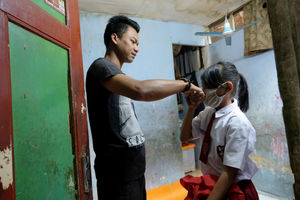 <p>Keysha (8) menyalami ayahnya sebelum berangkat mengikuti pelajaran secara online di gerai ayam krispy tempat ibunya bekerja, di Jalan Bukit Duri Tanjakan, Gang Langgar, Jakarta Selatan, Selasa, 28 Juli 2020. Anak pertama dari tiga bersaudara pasangan Firman (32) dan Okta (31) tampak tekun mengikuti pelajaran berbasis online di masa kernormalan baru saat ini. Keluarga yang terdampak secara ekonomi akibat ayahnya yang dirumahkan dari pekerjaan, membuat ibunya harus turun tangan dengan bekerja di gerai ayam krispy milik tetangga mereka. Belum lagi sistem sekolah online yang memaksa orang tua Keysha harus menyisihkan penghasilan untuk membeli pulsa Rp 25000 per minggu agar anak mereka dapat terus belajar. Ditengah himpitan ekonomi, Keysha yang bercita-cita menjadi seorang dokter ini terus memupuk semangatnya untuk belajar agar bisa membanggakan keluarga, sembari berdoa agar ayahnya kembali mendapatkan pekerjaan dan badai corona segera berakhir. Foto: Ismail Pohan/TrenAsia</p>