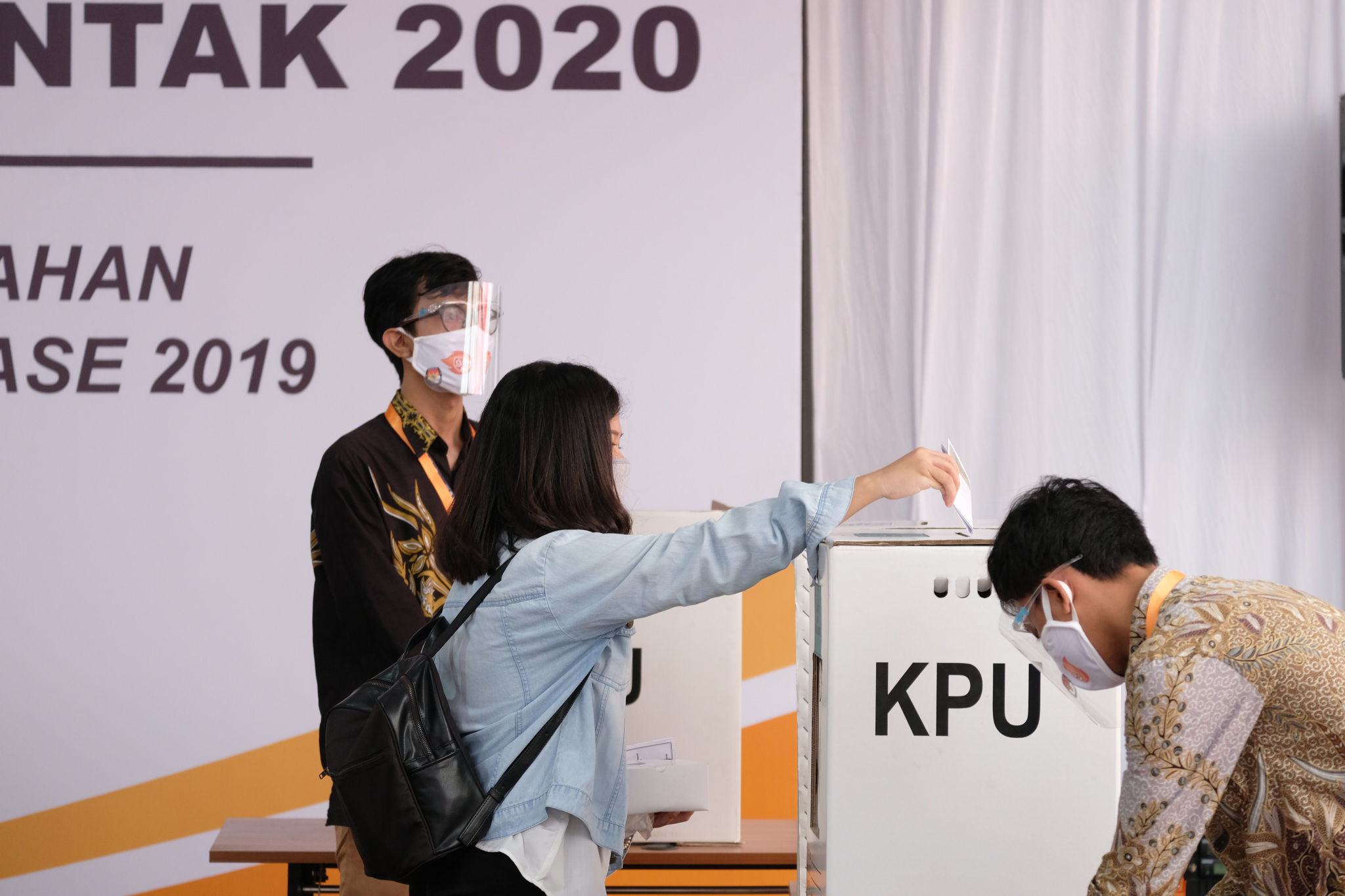 <p>Pegawai Komisi Pemilihan Umum (KPU) mengikuti simulasi pemungutan suara pemilihan serentak 2020 di Jakarta, Rabu, 22 Juli 2020. Simulasi tersebut digelar untuk memberikan edukasi kepada masyarakat terkait proses pemungutan dan penghitungan suara Pilkada serentak 2020 yang akan dilaksanakan pada 9 Desember 2020 dengan menerapkan protokol kesehatan COVID-19. Foto: Ismail Pohan/TrenAsia</p>
