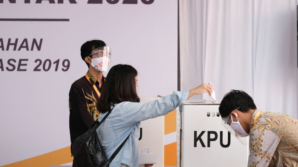 <p>Pegawai Komisi Pemilihan Umum (KPU) mengikuti simulasi pemungutan suara pemilihan serentak 2020 di Jakarta, Rabu, 22 Juli 2020. Simulasi tersebut digelar untuk memberikan edukasi kepada masyarakat terkait proses pemungutan dan penghitungan suara Pilkada serentak 2020 yang akan dilaksanakan pada 9 Desember 2020 dengan menerapkan protokol kesehatan COVID-19. Foto: Ismail Pohan/TrenAsia</p>
