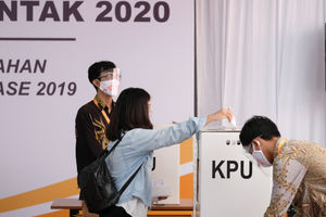 <p>Pegawai Komisi Pemilihan Umum (KPU) mengikuti simulasi pemungutan suara pemilihan serentak 2020 di Jakarta, Rabu, 22 Juli 2020. Simulasi tersebut digelar untuk memberikan edukasi kepada masyarakat terkait proses pemungutan dan penghitungan suara Pilkada serentak 2020 yang akan dilaksanakan pada 9 Desember 2020 dengan menerapkan protokol kesehatan COVID-19. Foto: Ismail Pohan/TrenAsia</p>