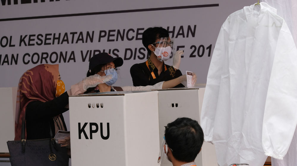 <p>Pegawai Komisi Pemilihan Umum (KPU) mengikuti simulasi pemungutan suara pemilihan serentak 2020 di Jakarta, Rabu, 22 Juli 2020. Simulasi tersebut digelar untuk memberikan edukasi kepada masyarakat terkait proses pemungutan dan penghitungan suara Pilkada serentak 2020 yang akan dilaksanakan pada 9 Desember 2020 dengan menerapkan protokol kesehatan COVID-19. Foto: Ismail Pohan/TrenAsia</p>
