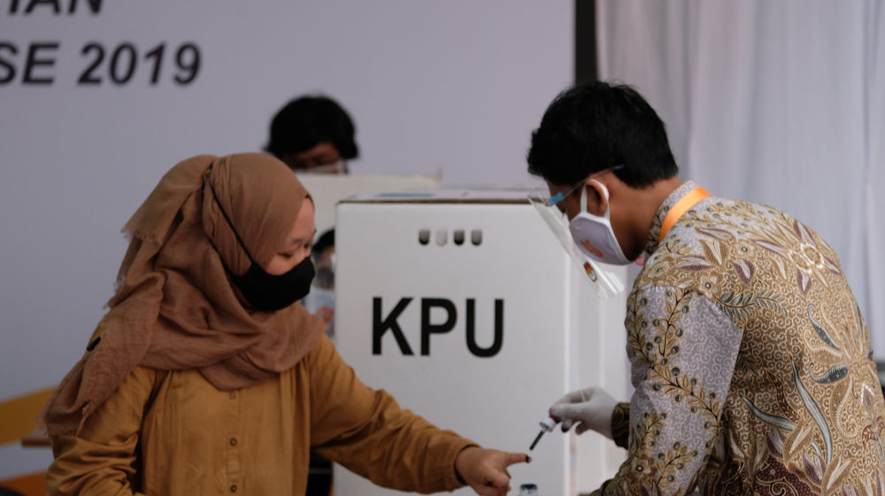 <p>Pegawai Komisi Pemilihan Umum (KPU) mengikuti simulasi pemungutan suara pemilihan serentak 2020 di Jakarta, Rabu, 22 Juli 2020. Simulasi tersebut digelar untuk memberikan edukasi kepada masyarakat terkait proses pemungutan dan penghitungan suara Pilkada serentak 2020 yang akan dilaksanakan pada 9 Desember 2020 dengan menerapkan protokol kesehatan COVID-19. Foto: Ismail Pohan/TrenAsia</p>
