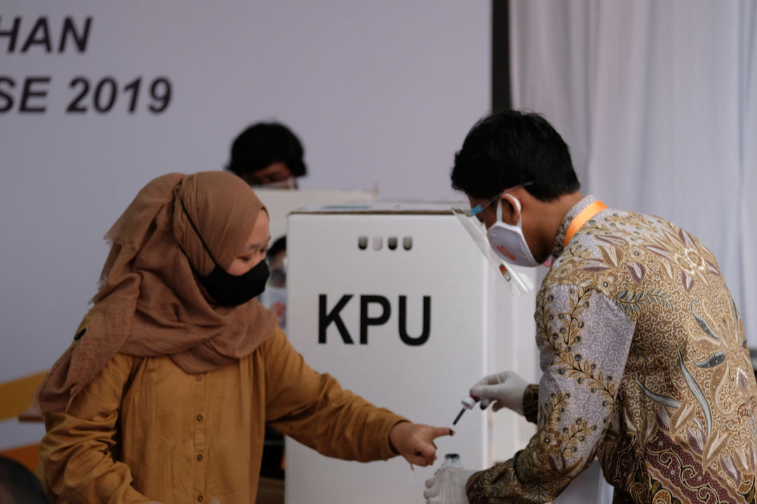 <p>Pegawai Komisi Pemilihan Umum (KPU) mengikuti simulasi pemungutan suara pemilihan serentak 2020 di Jakarta, Rabu, 22 Juli 2020. Simulasi tersebut digelar untuk memberikan edukasi kepada masyarakat terkait proses pemungutan dan penghitungan suara Pilkada serentak 2020 yang akan dilaksanakan pada 9 Desember 2020 dengan menerapkan protokol kesehatan COVID-19. Foto: Ismail Pohan/TrenAsia</p>
