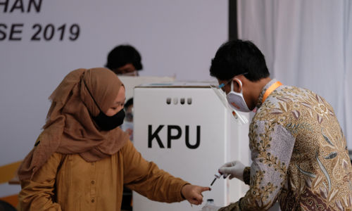 <p>Pegawai Komisi Pemilihan Umum (KPU) mengikuti simulasi pemungutan suara pemilihan serentak 2020 di Jakarta, Rabu, 22 Juli 2020. Simulasi tersebut digelar untuk memberikan edukasi kepada masyarakat terkait proses pemungutan dan penghitungan suara Pilkada serentak 2020 yang akan dilaksanakan pada 9 Desember 2020 dengan menerapkan protokol kesehatan COVID-19. Foto: Ismail Pohan/TrenAsia</p>
