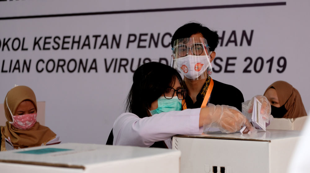 <p>Pegawai Komisi Pemilihan Umum (KPU) mengikuti simulasi pemungutan suara pemilihan serentak 2020 di Jakarta, Rabu, 22 Juli 2020. Simulasi tersebut digelar untuk memberikan edukasi kepada masyarakat terkait proses pemungutan dan penghitungan suara Pilkada serentak 2020 yang akan dilaksanakan pada 9 Desember 2020 dengan menerapkan protokol kesehatan COVID-19. Foto: Ismail Pohan/TrenAsia</p>
