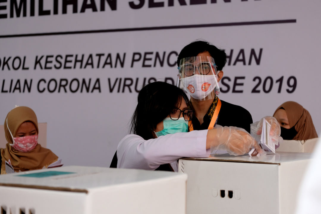 <p>Pegawai Komisi Pemilihan Umum (KPU) mengikuti simulasi pemungutan suara pemilihan serentak 2020 di Jakarta, Rabu, 22 Juli 2020. Simulasi tersebut digelar untuk memberikan edukasi kepada masyarakat terkait proses pemungutan dan penghitungan suara Pilkada serentak 2020 yang akan dilaksanakan pada 9 Desember 2020 dengan menerapkan protokol kesehatan COVID-19. Foto: Ismail Pohan/TrenAsia</p>
