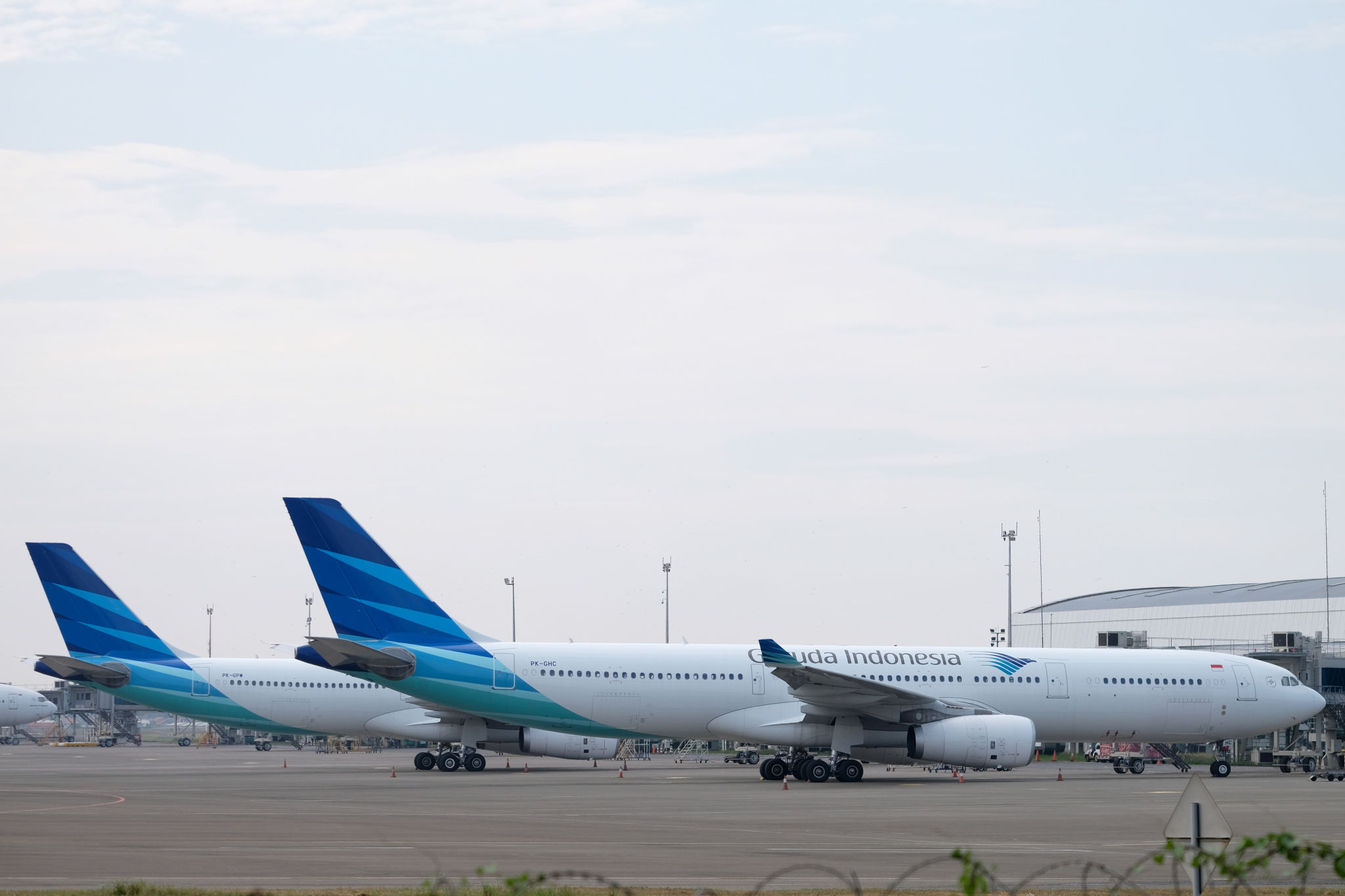 <p>Maskapai penerbangan komersil Garuda Indonesia di Bandara Soekarno Hatta, Tangerang, Banten, Jumat, 3 Juni 2020. Foto: Ismail Pohan/TrenAsia</p>
