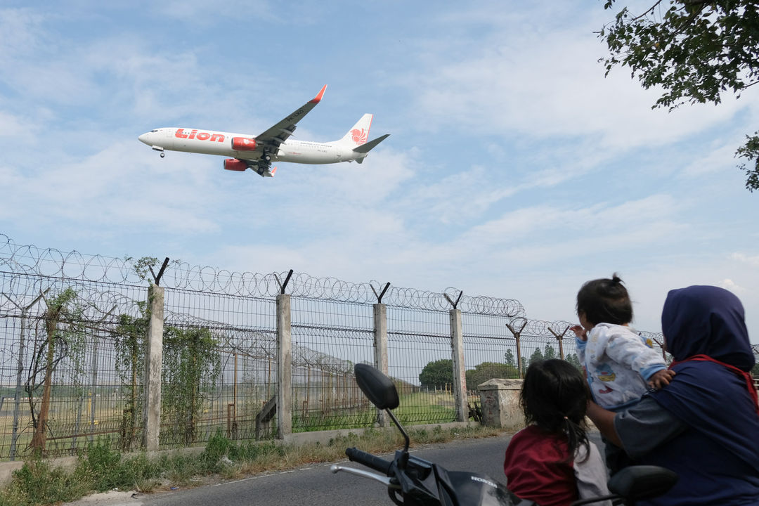 <p>Maskapai penerbangan komersil Lion Air bersiap mendarat di Bandara Soekarno Hatta, Tangerang, Banten, Jum&#8217;at, 3 Juni 2020. PT Angkasa Pura II (Persero) akan mengkordinasikan permintaan maskapai untuk slot penerbangan, rute penerbangan dan frekuensi penerbangan di dalam satu rute agar kembali terciptanya keseimbangan terhadap tingkat permintaan dari penumpang, saat ini PT Angkasa Pura II mengaku slot terbang di Bandara Soekarno Hatta belum optimal dimanfaatkan oleh maskapai pada masa new normal ini. Foto: Ismail Pohan/TrenAsia</p>
