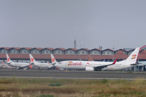 <p>Maskapai penerbangan komersil Batik Air saat mendarat di Bandara Soekarno Hatta, Tangerang, Banten, Jum’at, 3 Juni 2020. PT Angkasa Pura II (Persero) akan mengkordinasikan permintaan maskapai untuk slot penerbangan, rute penerbangan dan frekuensi penerbangan di dalam satu rute agar kembali terciptanya keseimbangan terhadap tingkat permintaan dari penumpang, saat ini PT Angkasa Pura II mengaku slot terbang di Bandara Soekarno Hatta belum optimal dimanfaatkan oleh maskapai pada masa new normal ini. Foto: Ismail Pohan/TrenAsia</p>
