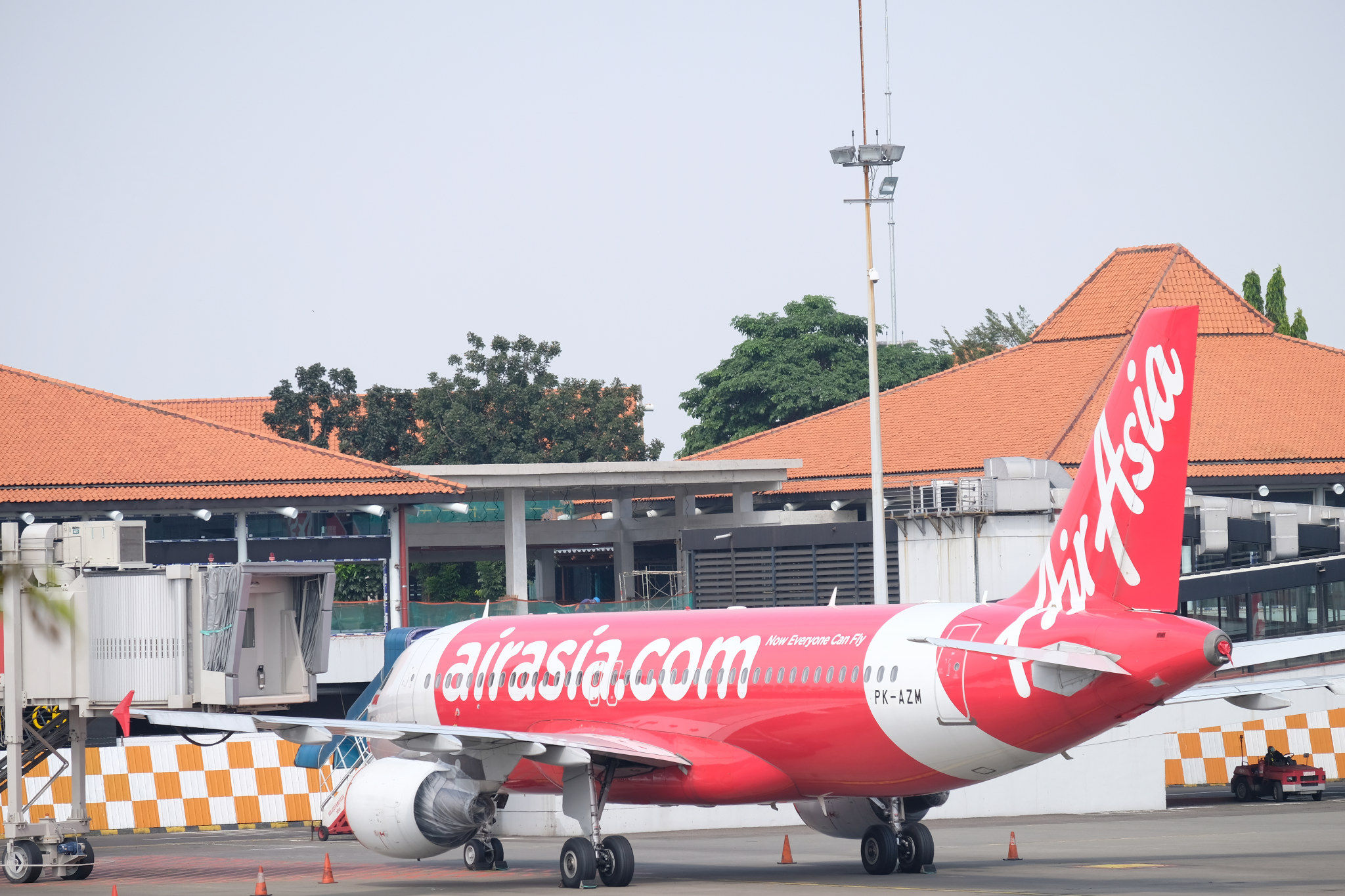 <p>Maskapai penerbangan komersil Air Asia tampak terparkir di Bandara Soekarno Hatta, Tangerang, Banten, Jum&#8217;at, 3 Juni 2020. PT Angkasa Pura II (Persero) akan mengkordinasikan permintaan maskapai untuk slot penerbangan, rute penerbangan dan frekuensi penerbangan di dalam satu rute agar kembali terciptanya keseimbangan terhadap tingkat permintaan dari penumpang, saat ini PT Angkasa Pura II mengaku slot terbang di Bandara Soekarno Hatta belum optimal dimanfaatkan oleh maskapai pada masa new normal ini. Foto: Ismail Pohan/TrenAsia</p>
