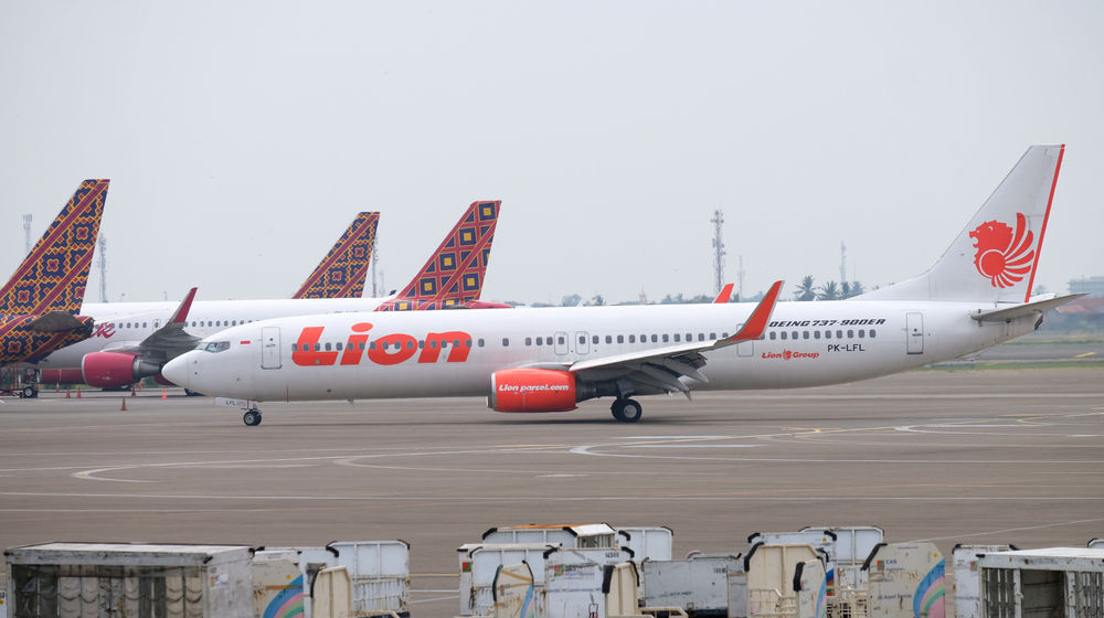<p>Maskapai penerbangan komersil Lion Air saat mendarat di Bandara Soekarno Hatta, Tangerang, Banten, Jum’at, 3 Juni 2020. PT Angkasa Pura II (Persero) akan mengkordinasikan permintaan maskapai untuk slot penerbangan, rute penerbangan dan frekuensi penerbangan di dalam satu rute agar kembali terciptanya keseimbangan terhadap tingkat permintaan dari penumpang, saat ini PT Angkasa Pura II mengaku slot terbang di Bandara Soekarno Hatta belum optimal dimanfaatkan oleh maskapai pada masa new normal ini. Foto: Ismail Pohan/TrenAsia</p>
