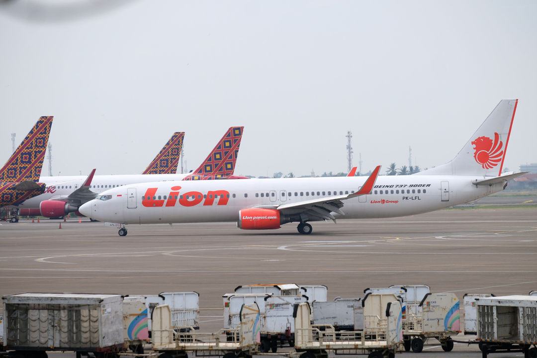 <p>Maskapai penerbangan komersil Lion Air saat mendarat di Bandara Soekarno Hatta, Tangerang, Banten, Jum&#8217;at, 3 Juni 2020. PT Angkasa Pura II (Persero) akan mengkordinasikan permintaan maskapai untuk slot penerbangan, rute penerbangan dan frekuensi penerbangan di dalam satu rute agar kembali terciptanya keseimbangan terhadap tingkat permintaan dari penumpang, saat ini PT Angkasa Pura II mengaku slot terbang di Bandara Soekarno Hatta belum optimal dimanfaatkan oleh maskapai pada masa new normal ini. Foto: Ismail Pohan/TrenAsia</p>
