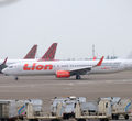 <p>Maskapai penerbangan komersil Lion Air saat mendarat di Bandara Soekarno Hatta, Tangerang, Banten, Jum&#8217;at, 3 Juni 2020. PT Angkasa Pura II (Persero) akan mengkordinasikan permintaan maskapai untuk slot penerbangan, rute penerbangan dan frekuensi penerbangan di dalam satu rute agar kembali terciptanya keseimbangan terhadap tingkat permintaan dari penumpang, saat ini PT Angkasa Pura II mengaku slot terbang di Bandara Soekarno Hatta belum optimal dimanfaatkan oleh maskapai pada masa new normal ini. Foto: Ismail Pohan/TrenAsia</p>
