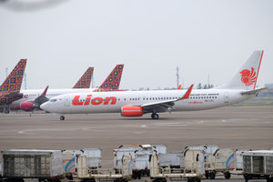 <p>Maskapai penerbangan komersil Lion Air saat mendarat di Bandara Soekarno Hatta, Tangerang, Banten, Jum’at, 3 Juni 2020. PT Angkasa Pura II (Persero) akan mengkordinasikan permintaan maskapai untuk slot penerbangan, rute penerbangan dan frekuensi penerbangan di dalam satu rute agar kembali terciptanya keseimbangan terhadap tingkat permintaan dari penumpang, saat ini PT Angkasa Pura II mengaku slot terbang di Bandara Soekarno Hatta belum optimal dimanfaatkan oleh maskapai pada masa new normal ini. Foto: Ismail Pohan/TrenAsia</p>
