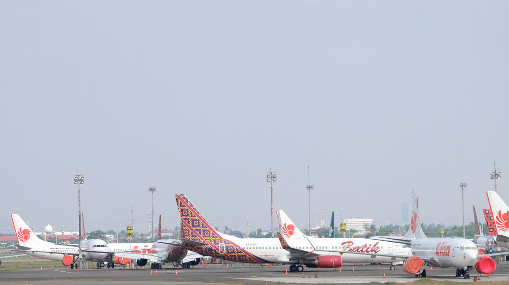 <p>Sejumlah maskapai penerbangan komersil tampak terparkir di Bandara Soekarno Hatta, Tangerang, Banten, Jum’at, 3 Juni 2020. PT Angkasa Pura II (Persero) akan mengkordinasikan permintaan maskapai untuk slot penerbangan, rute penerbangan dan frekuensi penerbangan di dalam satu rute agar kembali terciptanya keseimbangan terhadap tingkat permintaan dari penumpang, saat ini PT Angkasa Pura II mengaku slot terbang di Bandara Soekarno Hatta belum optimal dimanfaatkan oleh maskapai pada masa new normal ini. Foto: Ismail Pohan/TrenAsia</p>
