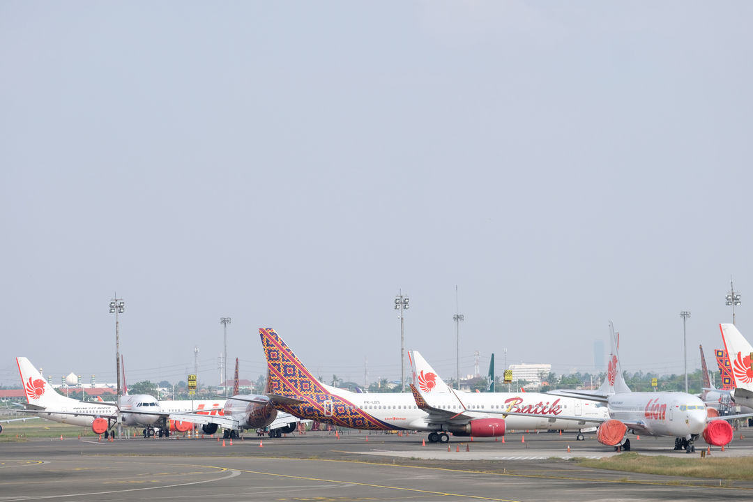 <p>Sejumlah maskapai penerbangan komersil tampak terparkir di Bandara Soekarno Hatta, Tangerang, Banten, Jum&#8217;at, 3 Juni 2020. PT Angkasa Pura II (Persero) akan mengkordinasikan permintaan maskapai untuk slot penerbangan, rute penerbangan dan frekuensi penerbangan di dalam satu rute agar kembali terciptanya keseimbangan terhadap tingkat permintaan dari penumpang, saat ini PT Angkasa Pura II mengaku slot terbang di Bandara Soekarno Hatta belum optimal dimanfaatkan oleh maskapai pada masa new normal ini. Foto: Ismail Pohan/TrenAsia</p>
