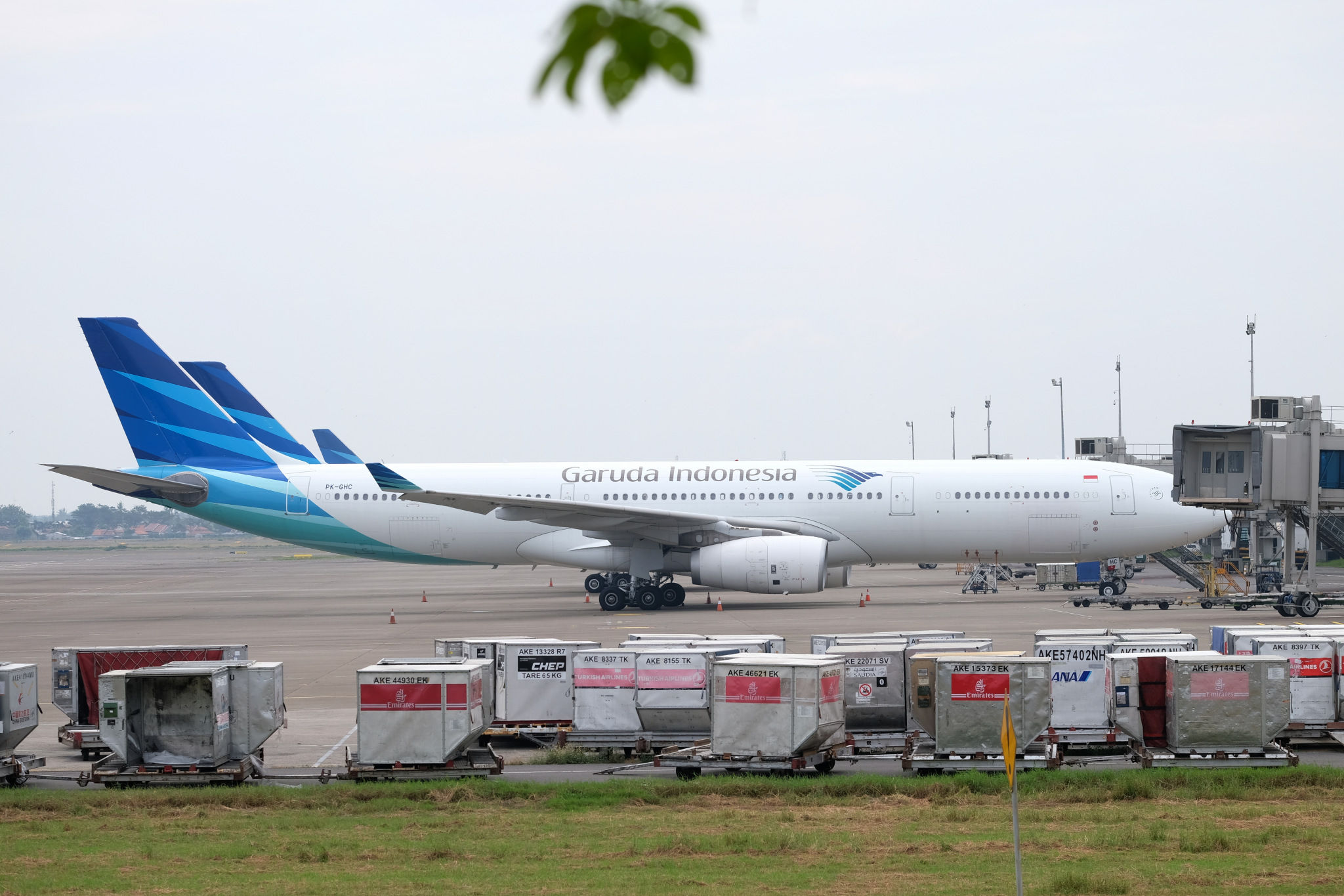 <p>Maskapai penerbangan   Garuda Indonesia tampak terparkir di Bandara Soekarno Hatta, Tangerang, Banten.. Foto: Ismail Pohan/TrenAsia</p>
