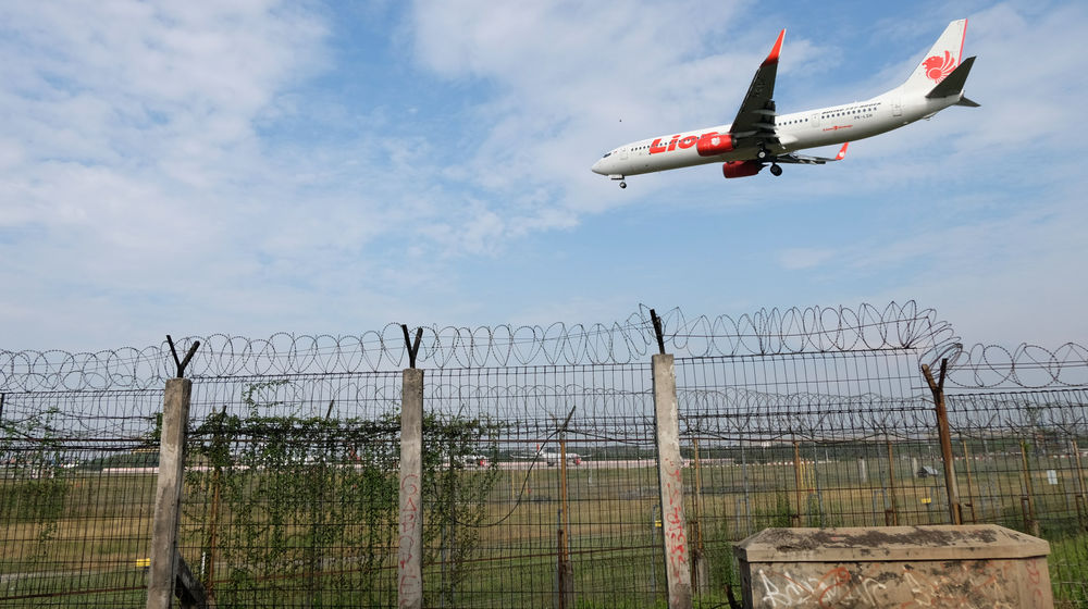 <p>Maskapai penerbangan komersil Lion Air bersiap mendarat di Bandara Soekarno Hatta, Tangerang, Banten, Jum’at, 3 Juni 2020. PT Angkasa Pura II (Persero) akan mengkordinasikan permintaan maskapai untuk slot penerbangan, rute penerbangan dan frekuensi penerbangan di dalam satu rute agar kembali terciptanya keseimbangan terhadap tingkat permintaan dari penumpang, saat ini PT Angkasa Pura II mengaku slot terbang di Bandara Soekarno Hatta belum optimal dimanfaatkan oleh maskapai pada masa new normal ini. Foto: Ismail Pohan/TrenAsia</p>
