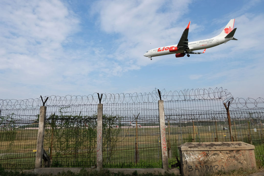 <p>Maskapai penerbangan komersil Lion Air bersiap mendarat di Bandara Soekarno Hatta, Tangerang, Banten, Jum&#8217;at, 3 Juni 2020. PT Angkasa Pura II (Persero) akan mengkordinasikan permintaan maskapai untuk slot penerbangan, rute penerbangan dan frekuensi penerbangan di dalam satu rute agar kembali terciptanya keseimbangan terhadap tingkat permintaan dari penumpang, saat ini PT Angkasa Pura II mengaku slot terbang di Bandara Soekarno Hatta belum optimal dimanfaatkan oleh maskapai pada masa new normal ini. Foto: Ismail Pohan/TrenAsia</p>
