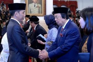 <p>Konglomerat pemilik Grup Mayapada, Dato Sri Tahir saat dilantik sebagai Dewan Pertimbangan Presiden Joko Widodo. / Foto: Setpres</p>
