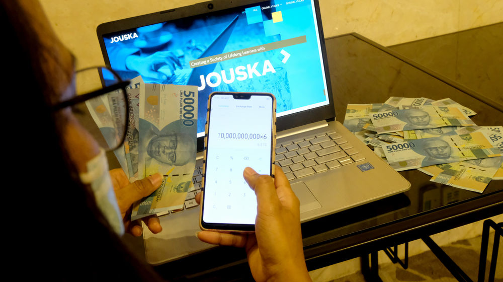 <p>Ilustrasi pekerja membuka aplikasi perencana keuangan Jouska, di Jakarta, Rabu, 29Juli 2020. Belum lama ini, Satgas Waspada Investasi (SWI) resmi memberhentikan kegiatan Jouska dan perusahaan afiliasinya akibat gaduh para klien yang merugi. Tak hanya itu, saluran media sosial yang selama ini menjadi salah satu sarana menggaet klien juga ikut ditutup. Tak disangka akun berisi edukasi tentang dunia investasi mulai dari saham hingga surat berharga negara (SBN) yang memiliki pengikut lebih dari 700.0000 di instagram harus undur diri. Foto: Ismail Pohan/TrenAsia</p>
