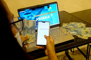 <p>Ilustrasi pekerja membuka aplikasi perencana keuangan Jouska, di Jakarta, Rabu, 29Juli 2020. Belum lama ini, Satgas Waspada Investasi (SWI) resmi memberhentikan kegiatan Jouska dan perusahaan afiliasinya akibat gaduh para klien yang merugi. Tak hanya itu, saluran media sosial yang selama ini menjadi salah satu sarana menggaet klien juga ikut ditutup. Tak disangka akun berisi edukasi tentang dunia investasi mulai dari saham hingga surat berharga negara (SBN) yang memiliki pengikut lebih dari 700.0000 di instagram harus undur diri. Foto: Ismail Pohan/TrenAsia</p>