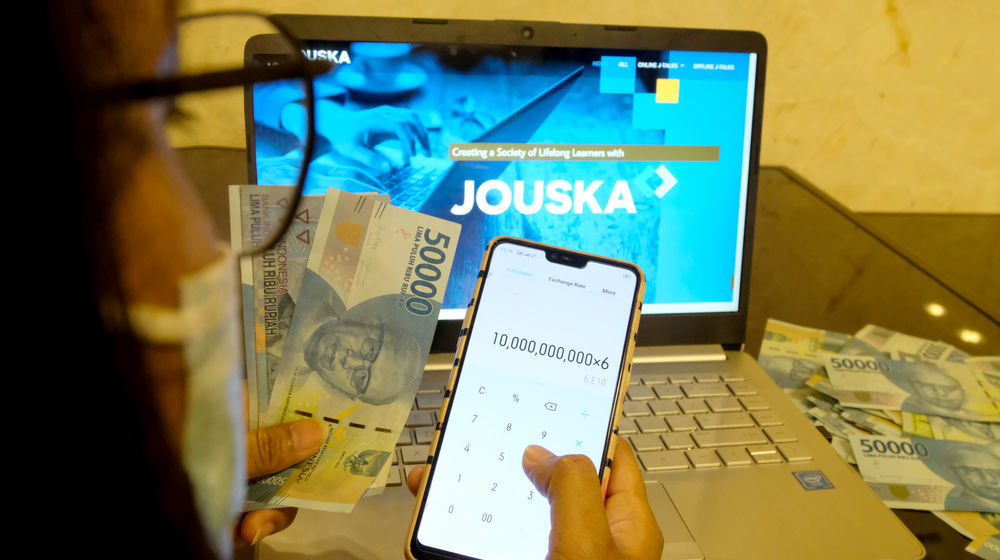 <p>Ilustrasi pekerja membuka aplikasi perencana keuangan Jouska, di Jakarta, Rabu, 29 Juli 2020. Belum lama ini, Satgas Waspada Investasi (SWI) resmi memberhentikan kegiatan Jouska dan perusahaan afiliasinya akibat gaduh para klien yang merugi. Tak hanya itu, saluran media sosial yang selama ini menjadi salah satu sarana menggaet klien juga ikut ditutup. Tak disangka akun berisi edukasi tentang dunia investasi mulai dari saham hingga surat berharga negara (SBN) yang memiliki pengikut lebih dari 700.000 di instagram harus undur diri. Foto: Ismail Pohan/TrenAsia</p>
