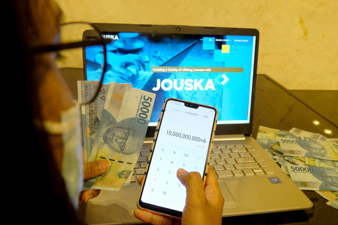 <p>Ilustrasi pekerja membuka aplikasi perencana keuangan Jouska, di Jakarta, Rabu, 29 Juli 2020. Belum lama ini, Satgas Waspada Investasi (SWI) resmi memberhentikan kegiatan Jouska dan perusahaan afiliasinya akibat gaduh para klien yang merugi. Tak hanya itu, saluran media sosial yang selama ini menjadi salah satu sarana menggaet klien juga ikut ditutup. Tak disangka akun berisi edukasi tentang dunia investasi mulai dari saham hingga surat berharga negara (SBN) yang memiliki pengikut lebih dari 700.000 di instagram harus undur diri. Foto: Ismail Pohan/TrenAsia</p>
