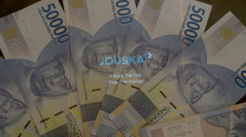 <p>Tampak uang dengan latar depan aplikasi perencana keuangan Jouska, di Jakarta, Rabu, 29 Juli 2020. Belum lama ini, Satgas Waspada Investasi (SWI) resmi memberhentikan kegiatan Jouska dan perusahaan afiliasinya akibat gaduh para klien yang merugi. Tak hanya itu, saluran media sosial yang selama ini menjadi salah satu sarana menggaet klien juga ikut ditutup. Tak disangka akun berisi edukasi tentang dunia investasi mulai dari saham hingga surat berharga negara (SBN) yang memiliki pengikut lebih dari 700.000 di instagram harus undur diri. Foto: Ismail Pohan/TrenAsia</p>
