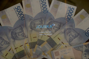 <p>Tampak uang dengan latar depan aplikasi perencana keuangan Jouska, di Jakarta, Rabu, 29 Juli 2020. Belum lama ini, Satgas Waspada Investasi (SWI) resmi memberhentikan kegiatan Jouska dan perusahaan afiliasinya akibat gaduh para klien yang merugi. Tak hanya itu, saluran media sosial yang selama ini menjadi salah satu sarana menggaet klien juga ikut ditutup. Tak disangka akun berisi edukasi tentang dunia investasi mulai dari saham hingga surat berharga negara (SBN) yang memiliki pengikut lebih dari 700.000 di instagram harus undur diri. Foto: Ismail Pohan/TrenAsia</p>
