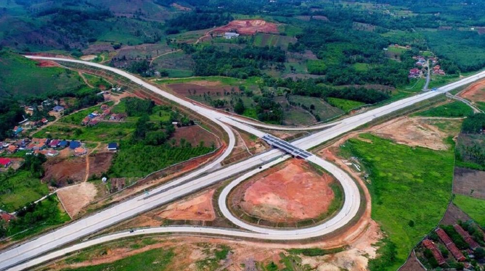<p>Hutama Karya mendapatkan penugasan berdasarkan Perpres Nomor 117 Tahun 2015 untuk membangun jalan Tol Trans Sumatra sepanjang 2.769 Km dengan total nilai investasi Rp476 triliun.</p>
