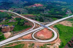 <p>Hutama Karya mendapatkan penugasan berdasarkan Perpres Nomor 117 Tahun 2015 untuk membangun jalan Tol Trans Sumatra sepanjang 2.769 Km dengan total nilai investasi Rp476 triliun.</p>

