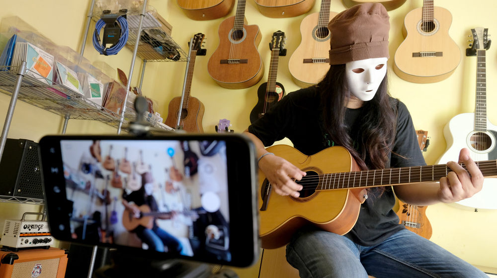 <p>Pemilik showroom dan bengkel Gitar “music666”, Ridwan mendemonstrasikan gitar yang akan dijual secara daring di  Ciledug, Tangerang, Banten, Rabu 22 Juli 2020. Kementerian Koordinator Bidang Kemaritiman dan Investasi terus mendorong 10 juta Usaha Mikro Kecil Menengah (UMKM) terhubung dengan platform digital atau “go online” hingga akhir tahun ini. Perubahan tren dan perilaku konsumen dengan membatasi interaksi fisik dan mengurangi aktivitas di luar rumah terbukti dapat memberi peluang lebih besar kepada UMKM yang sudah terhubung dengan ekosistem digital untuk bertahan atau bahkan melaju di tengah pandemi COVID-19. Foto: Ismail Pohan/TrenAsia</p>
