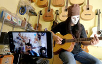 <p>Pemilik showroom dan bengkel Gitar &#8220;music666&#8221;, Ridwan mendemonstrasikan gitar yang akan dijual secara daring di  Ciledug, Tangerang, Banten, Rabu 22 Juli 2020. Kementerian Koordinator Bidang Kemaritiman dan Investasi terus mendorong 10 juta Usaha Mikro Kecil Menengah (UMKM) terhubung dengan platform digital atau &#8220;go online&#8221; hingga akhir tahun ini. Perubahan tren dan perilaku konsumen dengan membatasi interaksi fisik dan mengurangi aktivitas di luar rumah terbukti dapat memberi peluang lebih besar kepada UMKM yang sudah terhubung dengan ekosistem digital untuk bertahan atau bahkan melaju di tengah pandemi COVID-19. Foto: Ismail Pohan/TrenAsia</p>
