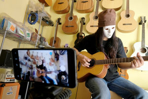 <p>Pemilik showroom dan bengkel Gitar “music666”, Ridwan mendemonstrasikan gitar yang akan dijual secara daring di  Ciledug, Tangerang, Banten, Rabu 22 Juli 2020. Kementerian Koordinator Bidang Kemaritiman dan Investasi terus mendorong 10 juta Usaha Mikro Kecil Menengah (UMKM) terhubung dengan platform digital atau “go online” hingga akhir tahun ini. Perubahan tren dan perilaku konsumen dengan membatasi interaksi fisik dan mengurangi aktivitas di luar rumah terbukti dapat memberi peluang lebih besar kepada UMKM yang sudah terhubung dengan ekosistem digital untuk bertahan atau bahkan melaju di tengah pandemi COVID-19. Foto: Ismail Pohan/TrenAsia</p>
