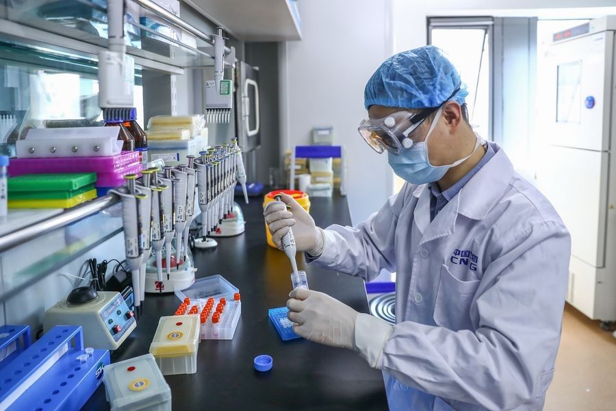 <p>Seorang anggota staf menguji sampel vaksin COVID-19 yang tidak aktif di pabrik produksi vaksin National Pharmaceutical Group (Sinopharm) di Beijing, China. / Foto: Xinhua</p>
