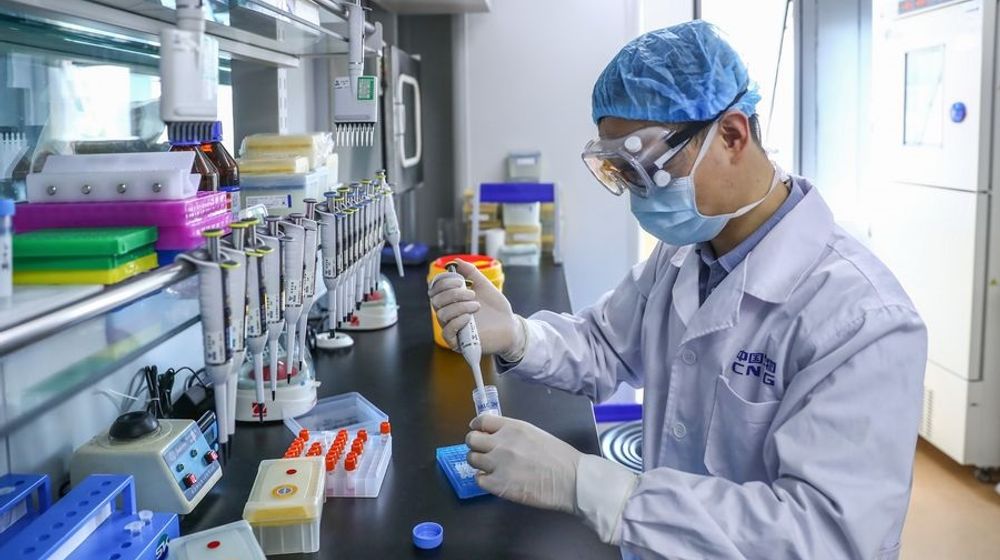 <p>Seorang anggota staf menguji sampel vaksin COVID-19 yang tidak aktif di pabrik produksi vaksin National Pharmaceutical Group (Sinopharm) di Beijing, China. / Foto: Xinhua</p>
